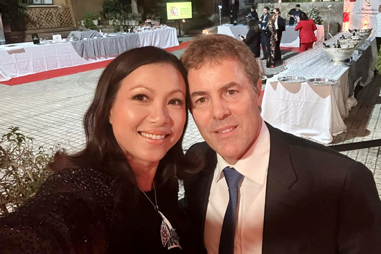 Chung sống không hôn thú, hoa hậu Ngô Mỹ Uyên và chồng giáo sư giữ tiền ra sao?