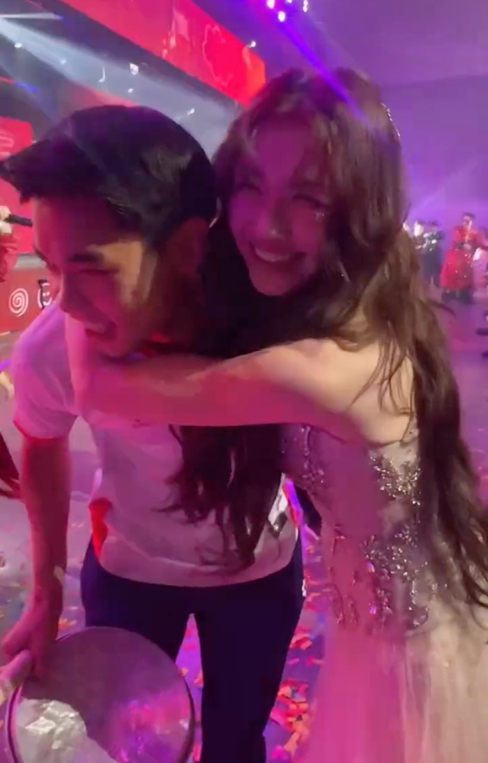 Đình Bắc được Hoà Minzy công khai ôm ngay trên sân khấu - Ảnh 2.