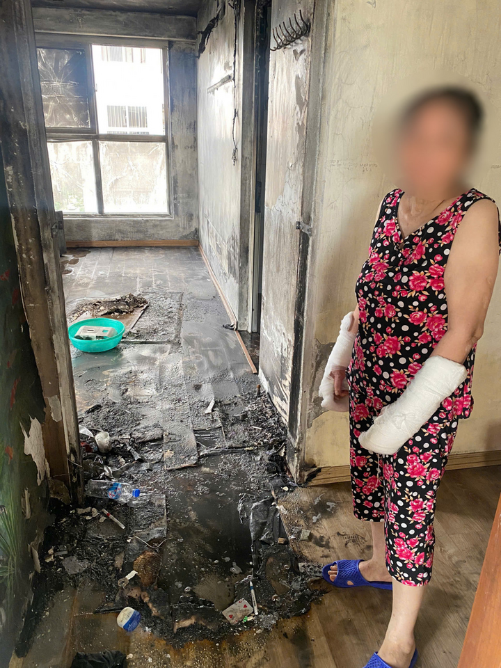 Bà S diễn tả lại hành vi phạm tội tại hiện trường. (Ảnh: Cơ quan Công an)