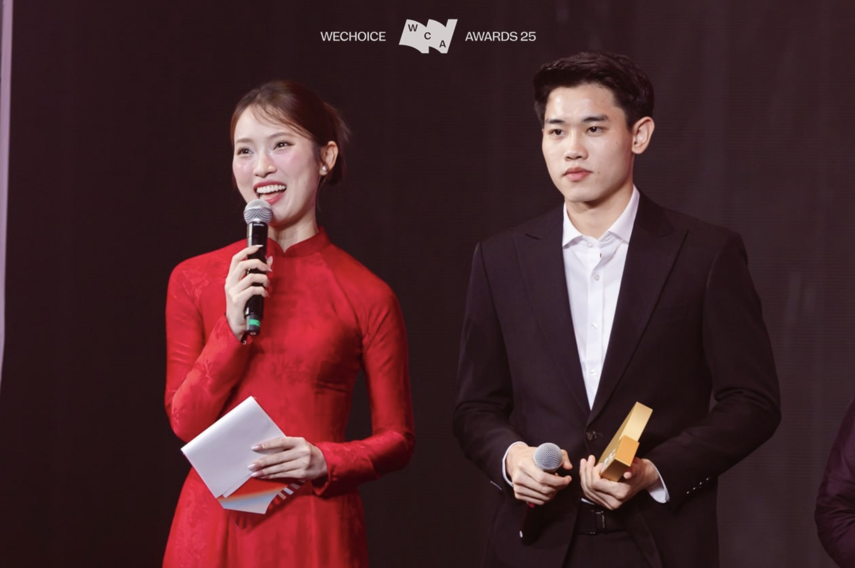 MC Khánh Vy và Đình Bắc ' bắn ' tiếng Nghệ An gây sốt tại Gala WeChoice 2025 - Ảnh 1.