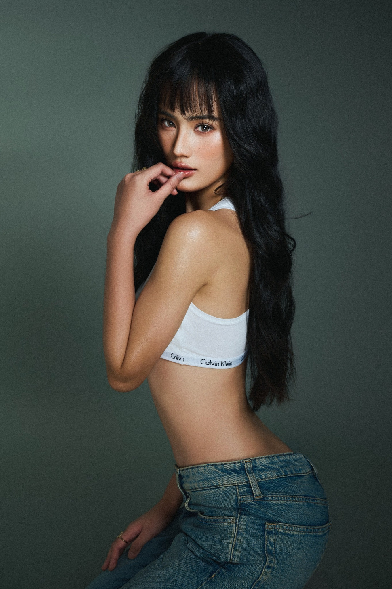 Ý Nhi sexy trước khi kết thúc nhiệm kỳ Hoa hậu: Sự lột xác ngoạn mục - Ảnh 2.