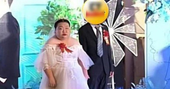 Chú rể 23 cưới vợ 43 tuổi, biểu cảm trong đám cưới gây bất ngờ