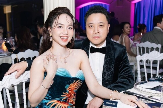 Cuộc sống bên 'đạo diễn trăm tỷ' của nữ diễn viên vừa đỗ cao học ở tuổi 42