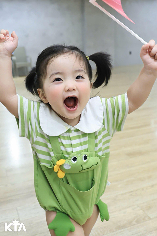 Lisa nhà Khánh Thi - Phan Hiển lần đầu diễn sân khấu , gây sốt cộng đồng mạng - Ảnh 3.