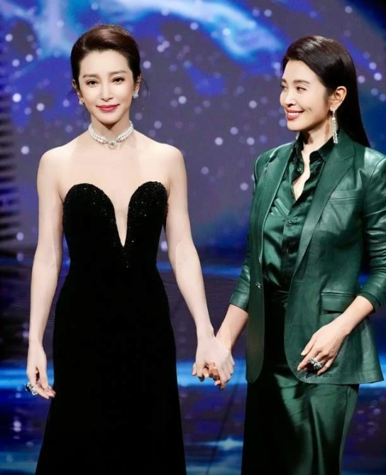 Lý Băng Băng trở thành tâm điểm với diện mạo rạng rỡ ở tuổi 52 - Ảnh 1