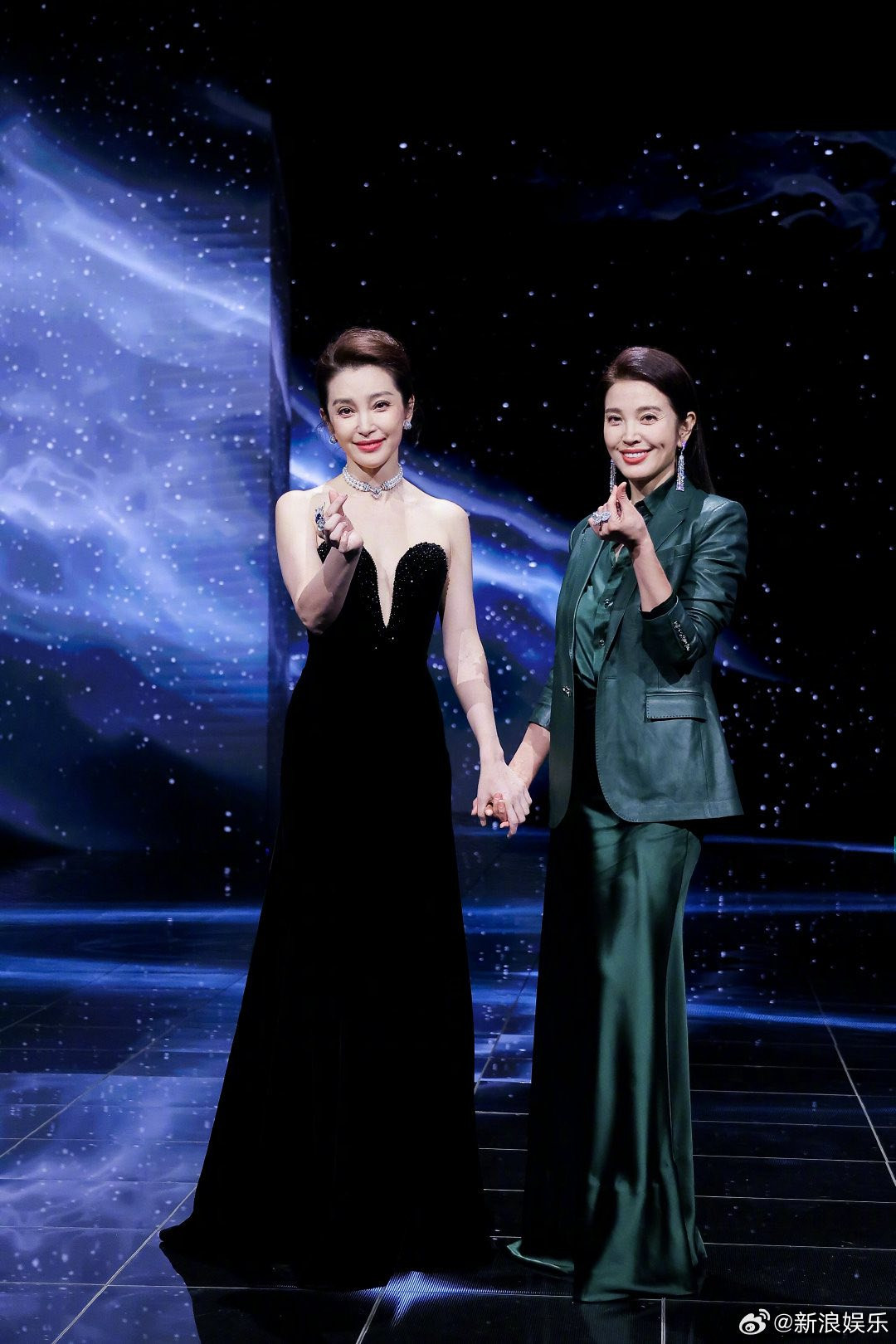 Lý Băng Băng trở thành tâm điểm với diện mạo rạng rỡ ở tuổi 52 - Ảnh 2