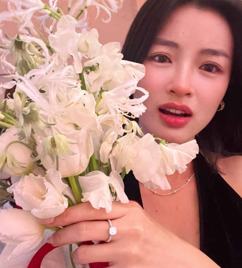 Dustin Tiêu cầu hôn Lan Thy. Ảnh: FBNV.