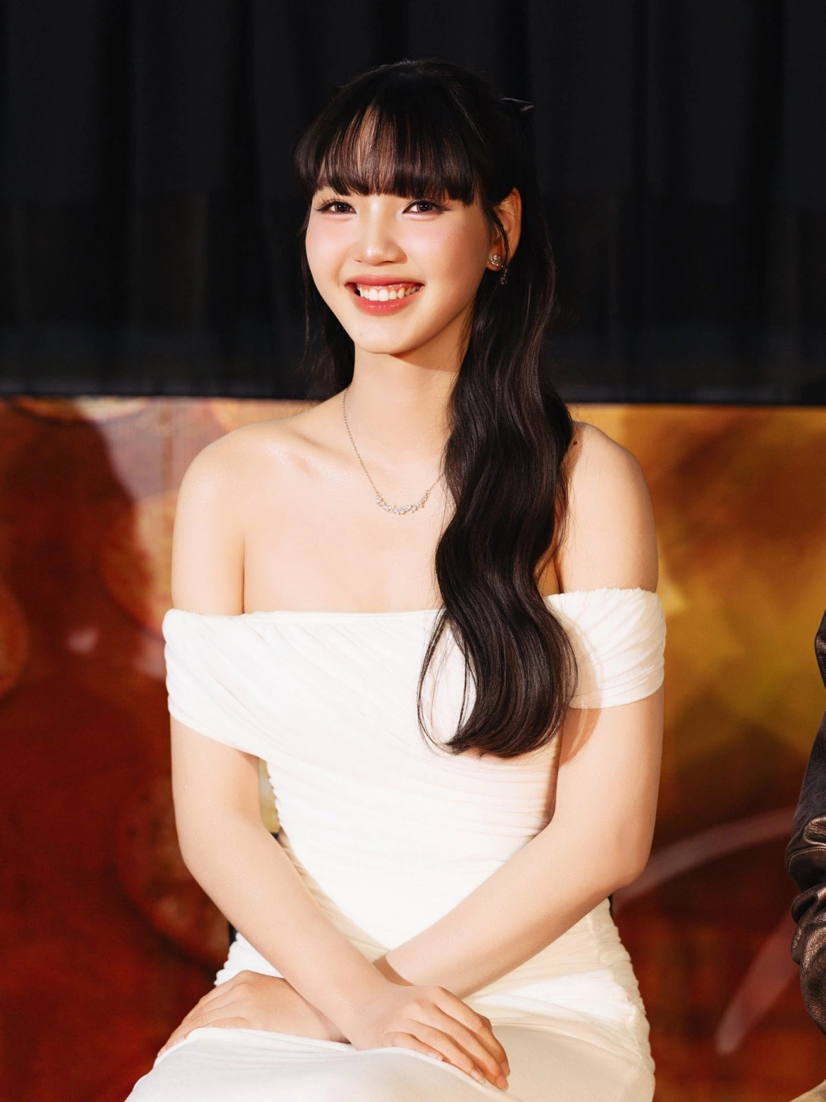 nhan sac nu chinh trong phim tet nha ba toi mot phong cua truong giang hinh anh 4