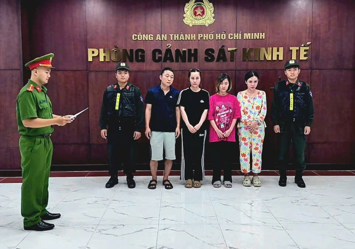 NÓNG: Danh tính nhóm đối tượng trong đường dây tiêu thụ hơn 10.000 chai nước hoa giả - Ảnh 1