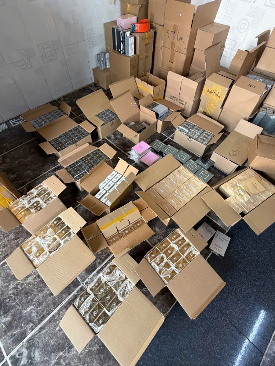 NÓNG: Danh tính nhóm đối tượng trong đường dây tiêu thụ hơn 10.000 chai nước hoa giả - Ảnh 2