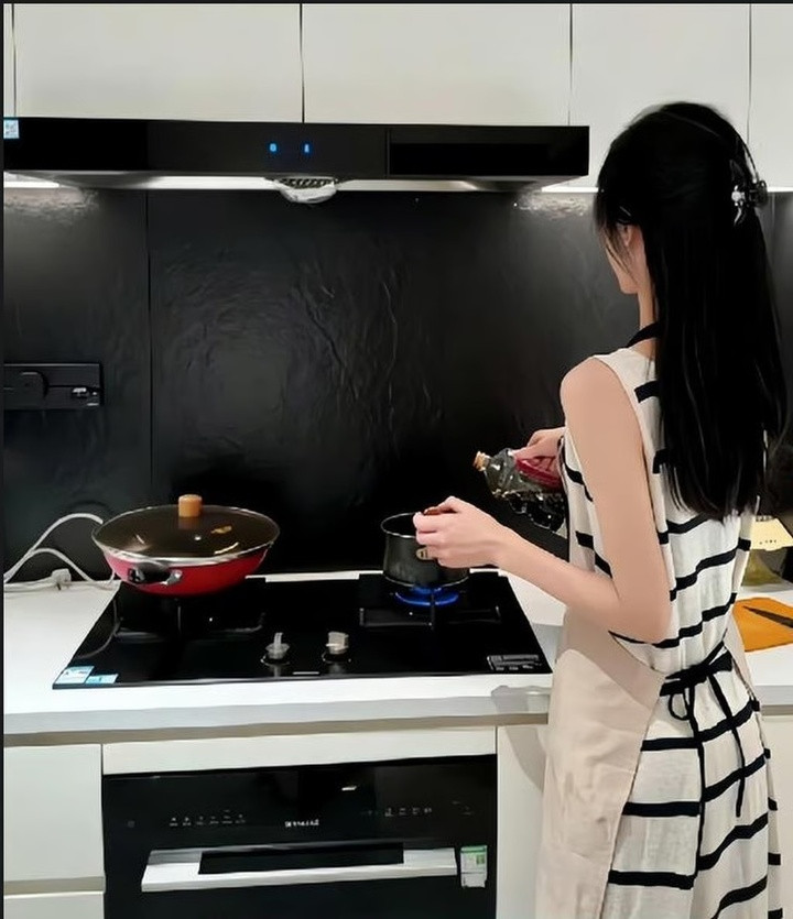 Jiang mặc đồ và sử dụng bếp của Chen để xây dựng hình ảnh sang chảnh. (Ảnh: 163)