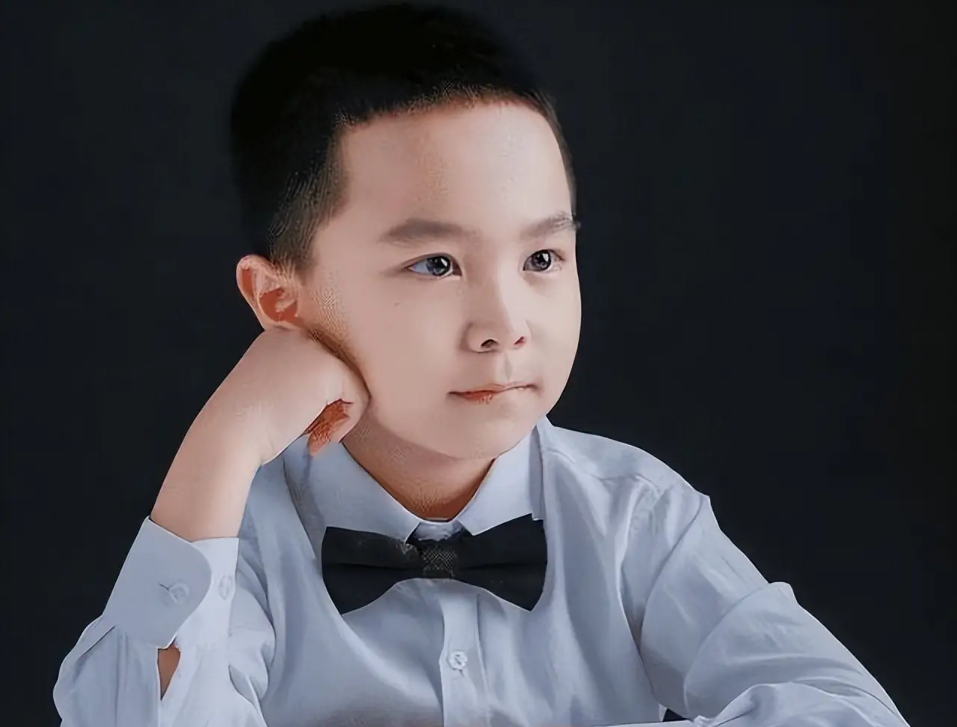 Cuộc sống hiện tại gây bất ngờ của thần đồng 3 tuổi nhận biết quốc kỳ, quốc huy của hơn 200 quốc gia, nhớ 3.000 chữ - Ảnh 2.