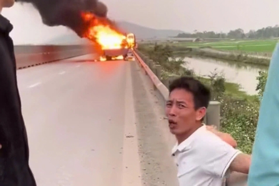 Gia cảnh của tài xế bất lực nhìn ô tô và 11 xe máy bốc cháy trên cao tốc