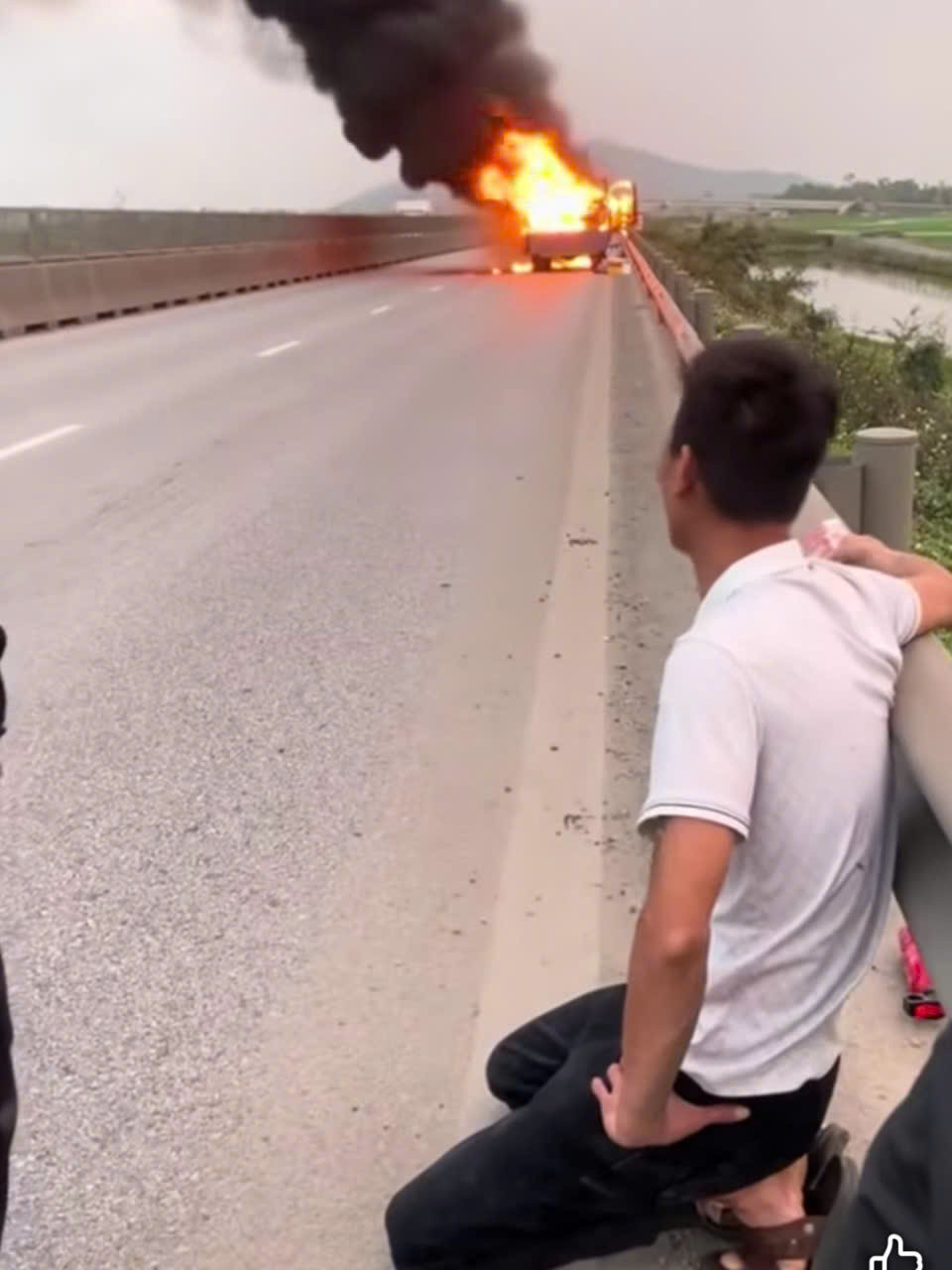Gia cảnh của tài xế bất lực nhìn ô tô và 11 xe máy bốc cháy trên cao tốc- Ảnh 2.