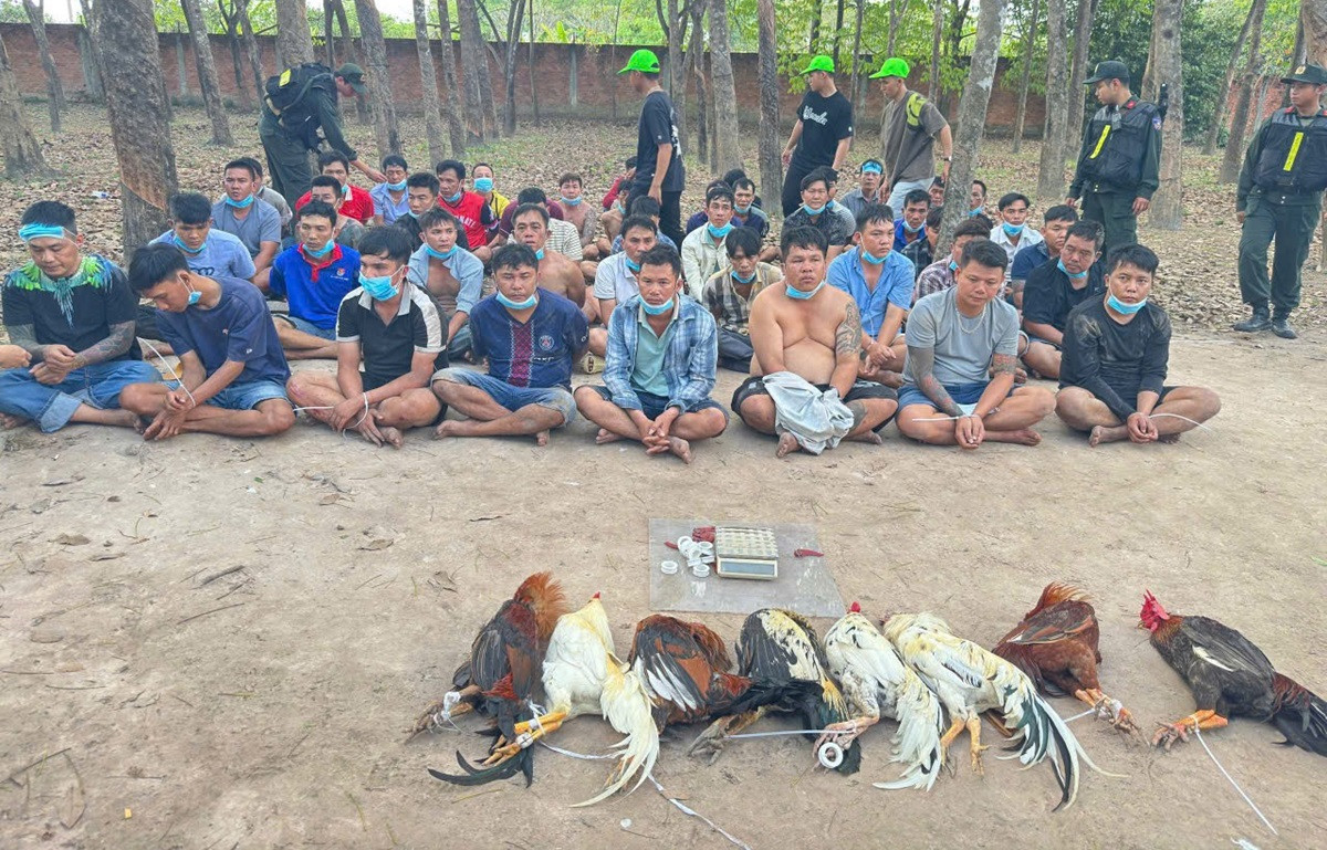 Hàng trăm cảnh sát đột kích 2 sới bạc quy mô lớn ở TPHCM, bắt giữ 83 đối tượng..jpg