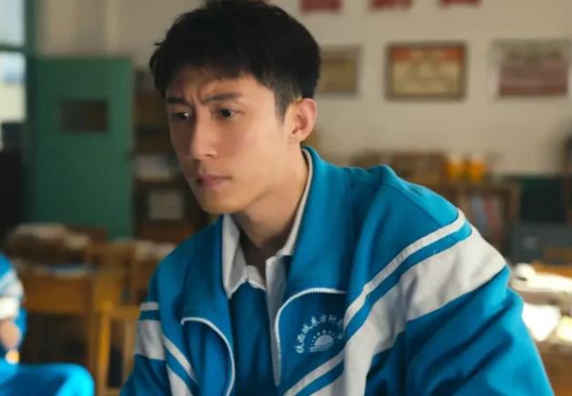 Hoàng Cảnh Du bị chê già vì '33 tuổi vẫn đóng học sinh cấp 3' - Ảnh 1