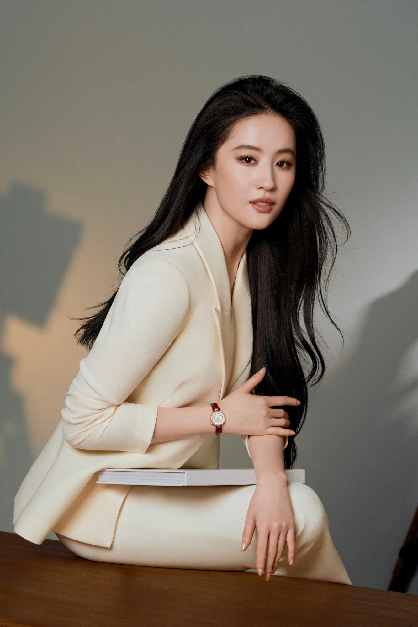 Lưu Diệc Phi không giấu giếm chuyện lộ tóc bạc ở tuổi 39 - Ảnh 2