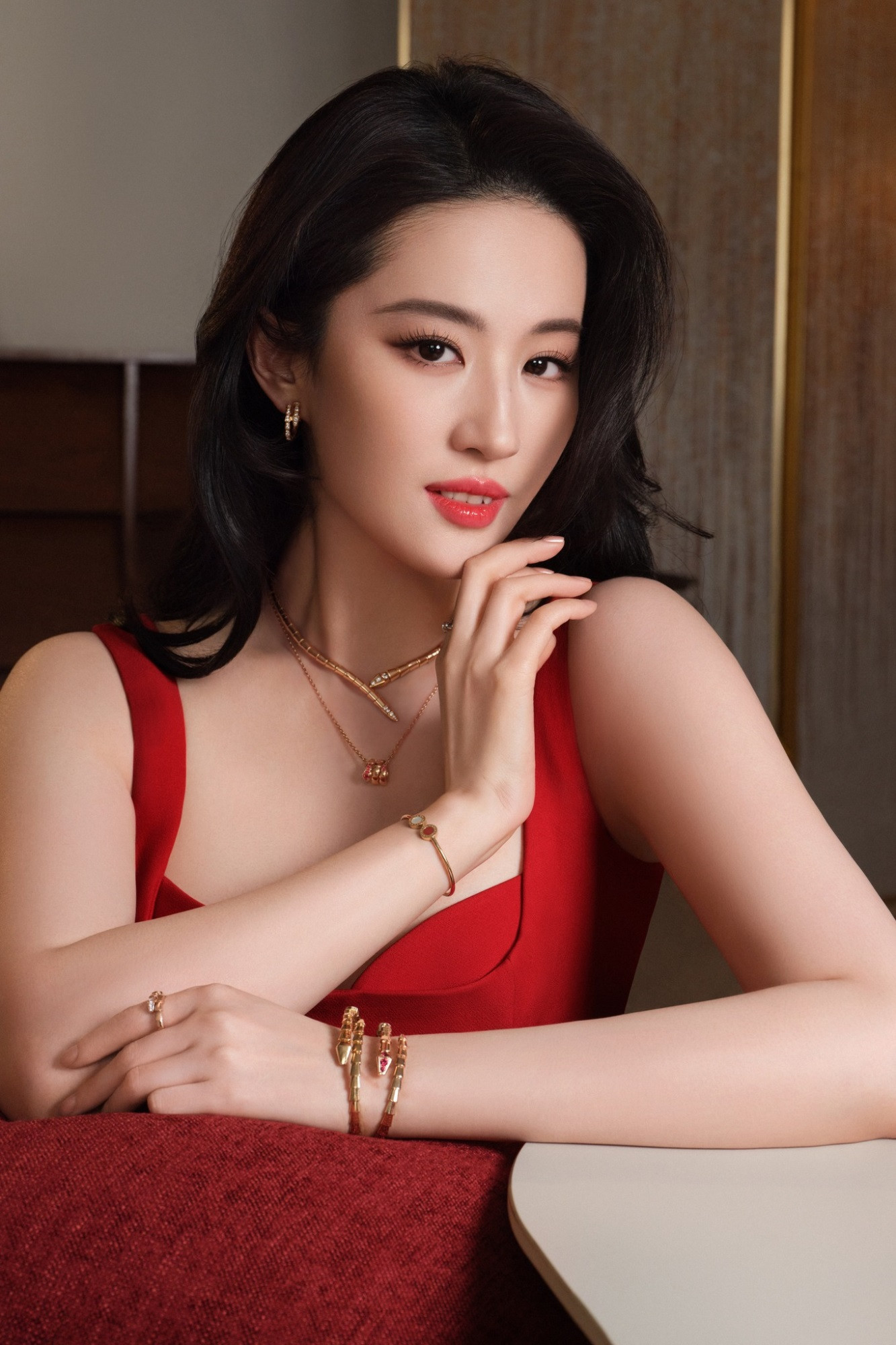 Lưu Diệc Phi không giấu giếm chuyện lộ tóc bạc ở tuổi 39 - Ảnh 1