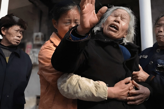 Trúng số 114,2 tỷ đồng, bố mẹ yêu cầu 'chia đôi': Người đàn ông đặt 3 tập hồ sơ xuống bàn và cái kết khiến cả nhà im lặng