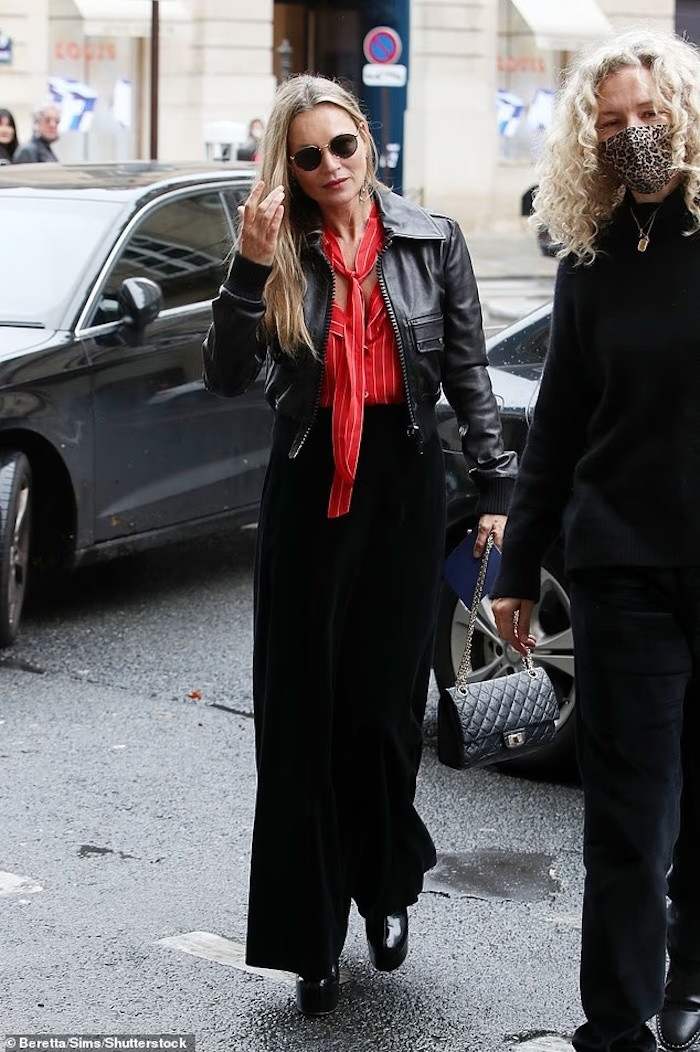 Hình ảnh Kate Moss tại Tuần lễ thời trang Paris tháng 10/2021, tay cầm một chiếc túi xách cổ điển có nắp gập.