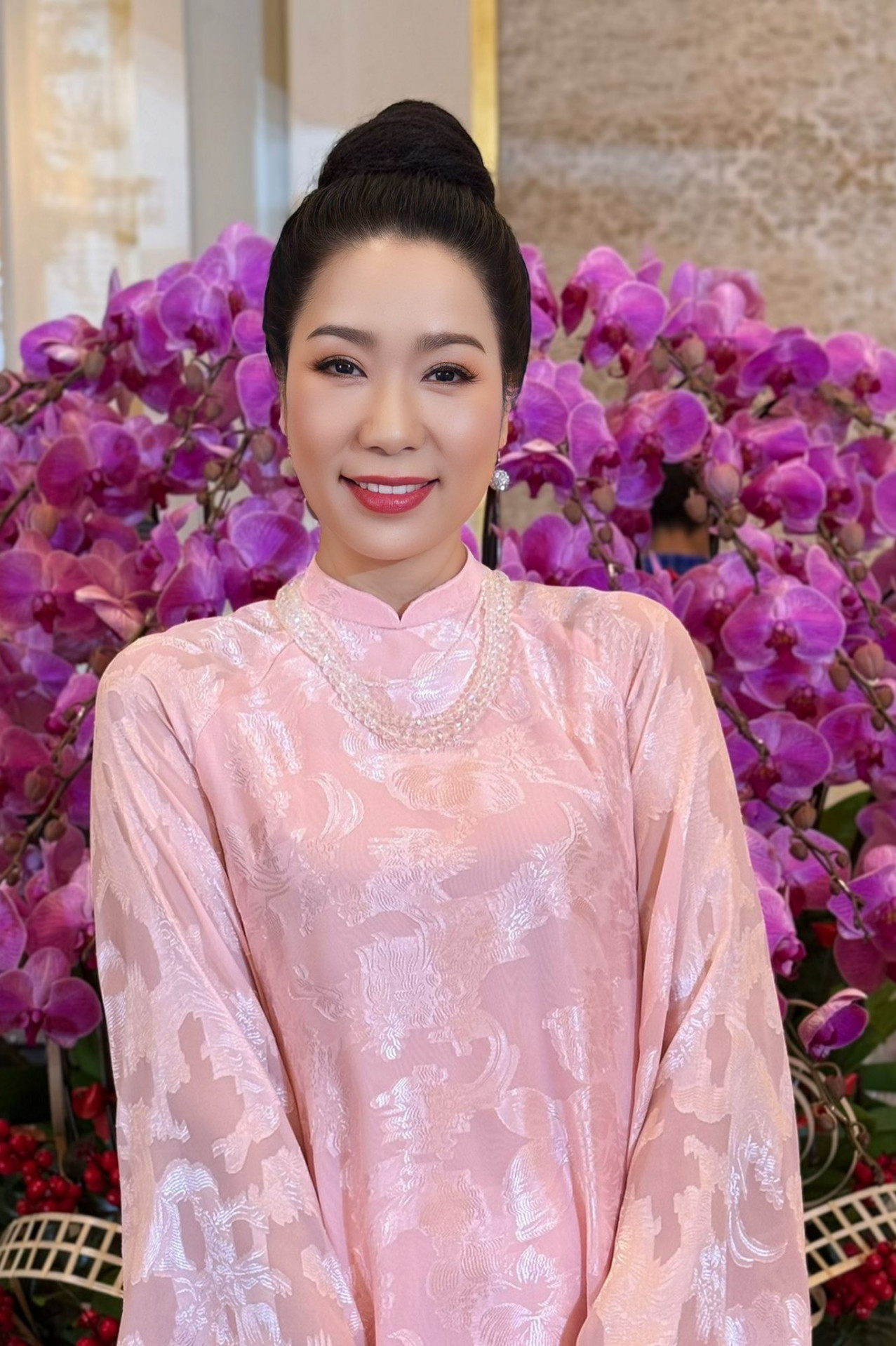 Á hậu đầu tiên của Việt Nam là NSND: Tuổi 55 học Tiến sĩ, được chồng đại gia hết lòng hậu thuẫn - Ảnh 1.