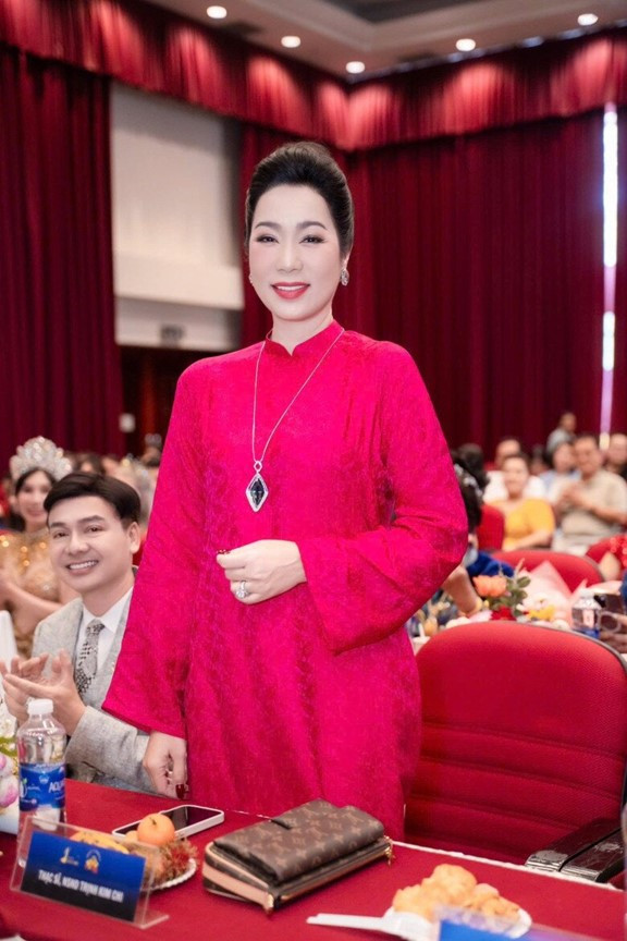 Á hậu đầu tiên của Việt Nam là NSND: Tuổi 55 học Tiến sĩ, được chồng đại gia hết lòng hậu thuẫn - Ảnh 2.