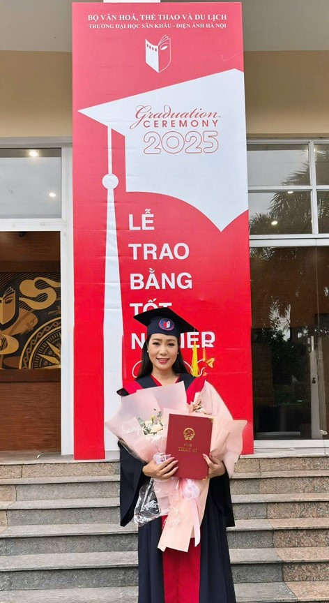 Á hậu đầu tiên của Việt Nam là NSND: Tuổi 55 học Tiến sĩ, được chồng đại gia hết lòng hậu thuẫn - Ảnh 3.