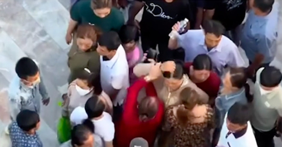 Công an xác minh vụ nghi dàn cảnh giật dây chuyền du khách ở Liên Hoa Bảo Tháp