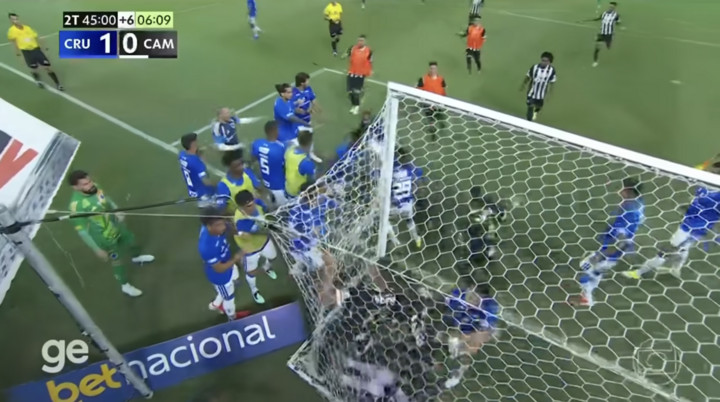 Cầu thủ của hai đội lao vào đấm đá nhau. (Ảnh chụp màn hình)