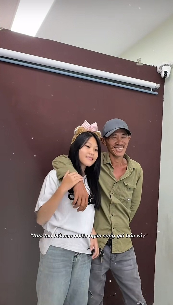 Khoảnh khắc cô gái Đồng Tháp kéo ba chụp photobooth khiến dân mạng tan chảy - 2