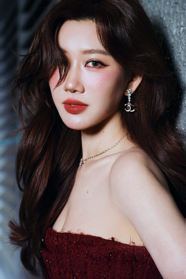 Về đời tư, Thúy Ngân vướng tin hẹn hò với diễn viên Võ Cảnh sau khi đóng chung một số dự án. Cuối năm 2025, người đẹp xác nhận đã chia tay. Thúy Ngân nói cả hai kết thúc mối quan hệ vì không còn đồng điệu trong cuộc sống. Họ chia tay hơn nửa năm qua nhưng thời điểm này mới công khai với khán giả.