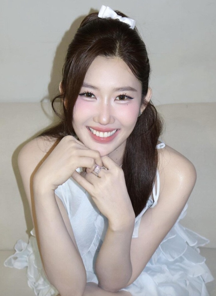 Kết thúc hành trình thi nhan sắc, Thúy Ngân quyết định chuyển hướng sang diễn xuất. Vai diễn cô nàng đỏng đảnh Hân trong