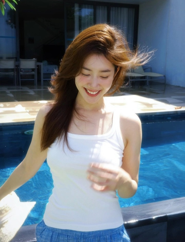 Thúy Ngân đặt chân vào showbiz khi giành danh hiệu Hoa khôi Mỹ Tho 2009. Sau đó, người đẹp tiếp tục thi 3 cuộc thi khác gồm Nữ hoàng Trang sức Việt Nam 2009, Hoa hậu Việt Nam 2010 và Nữ hoàng Du lịch Quốc tế 2011. Tuy nhiên cô chưa thể chạm tay đến danh hiệu cao nhất.