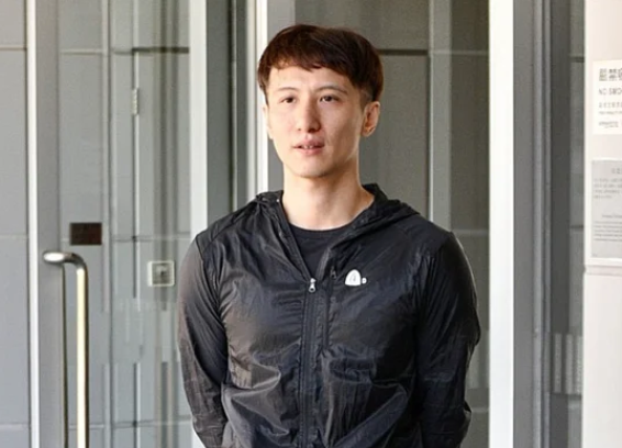 Nam diễn viên nổi tiếng bị tố cởi trần, quấy rối bạn gái cũ trước cửa nhà - Ảnh 2