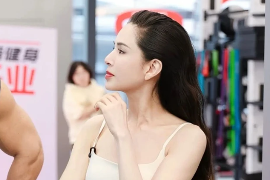 Suốt nhiều năm qua, Lý Nhược Đồng duy trì chế độ tập luyện và ăn uống khoa học