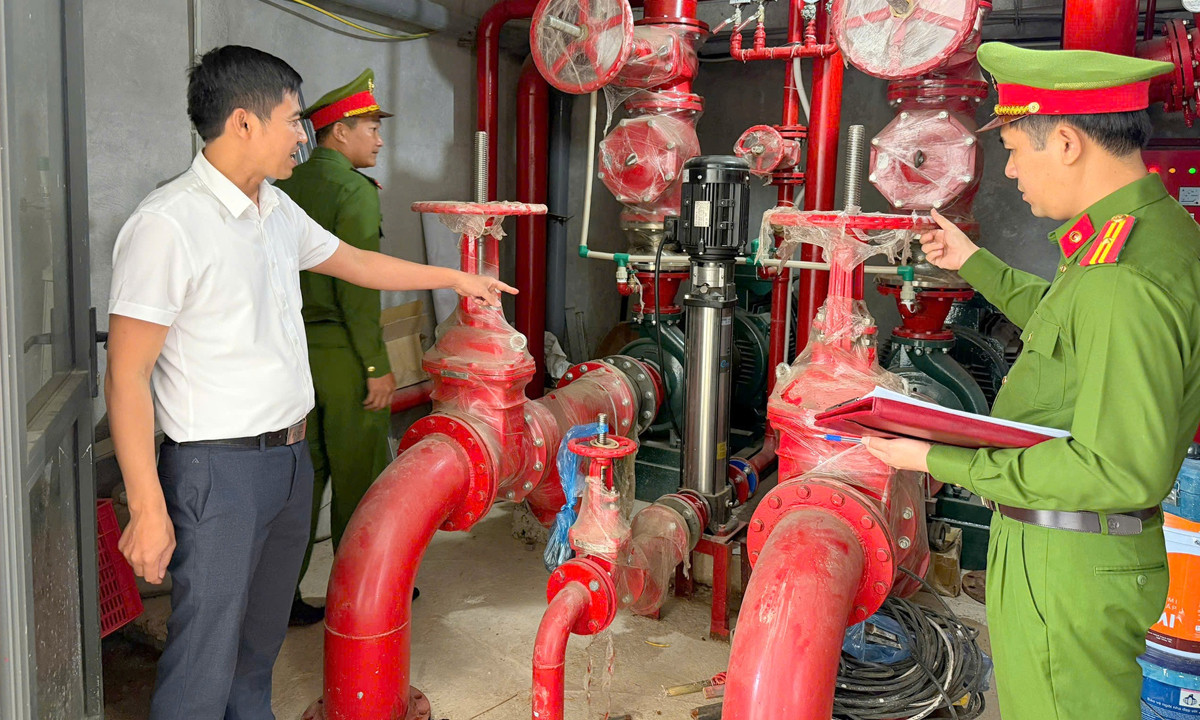 Cán bộ Phòng Cảnh sát Phòng cháy, chữa cháy và Cứu nạn cứu hộ kiểm tra hệ thống cấp nước chữa cháy tại một cơ sở kinh doanh trên địa bàn tỉnh Lai Châu.