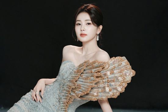 Visual này chấm điểm 9 chẳng ai dám nhận điểm 10, một cái nhíu mày cũng đủ làm lòng người bấn loạn