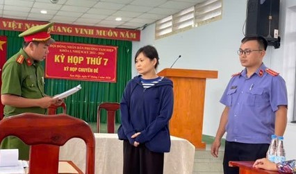 Văn phòng Cơ quan CSĐT Công an tỉnh Đồng Nai thi hành Lệnh bắt bị can để tạm giam đối với Trần Nguyễn Minh Nguyệt. Ảnh: CACC