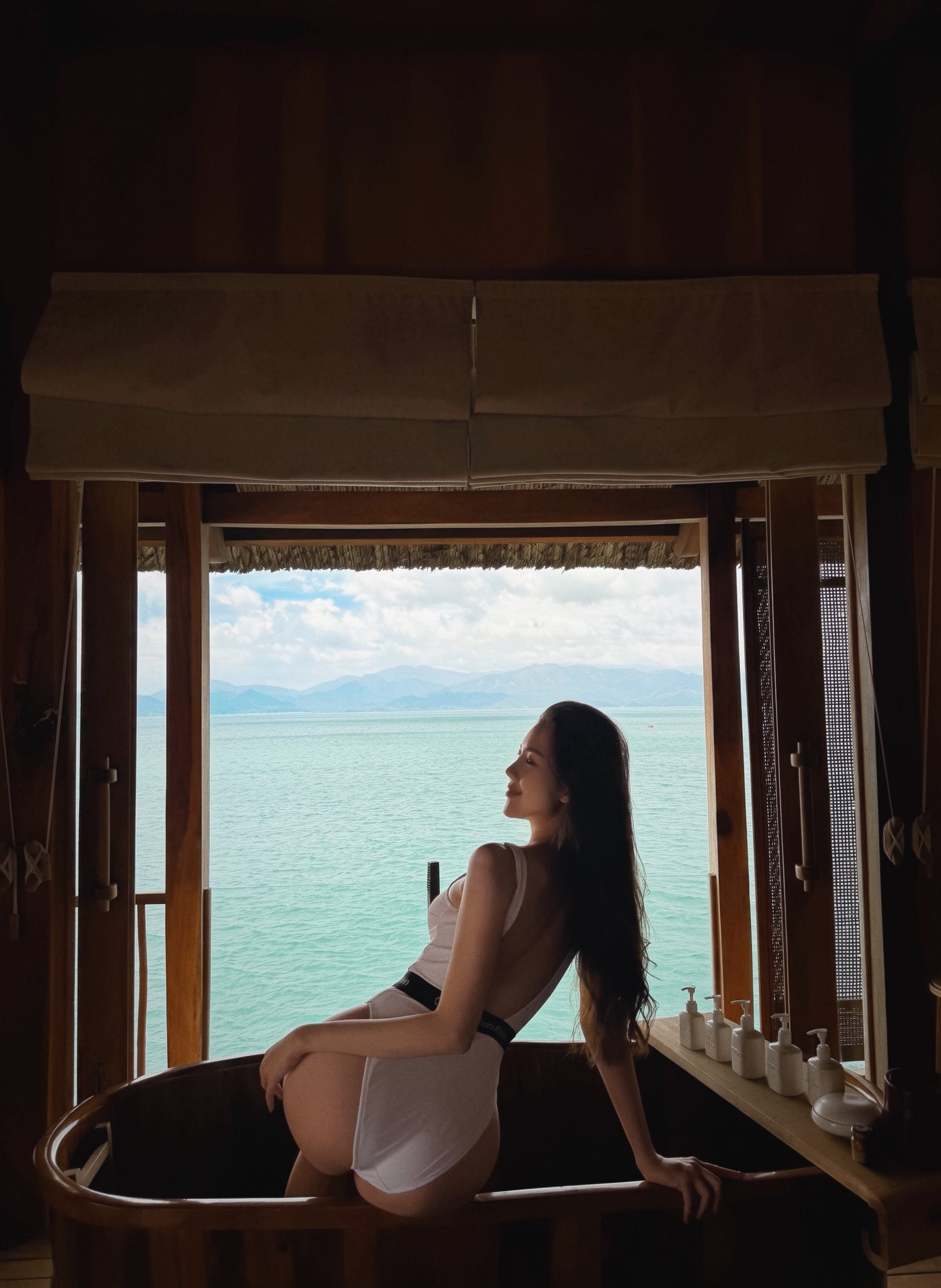 Bùi Quỳnh Hoa khoe vòng eo cuốn hút trong bộ đồ bơi cut - out táo bạo 2026 - Ảnh 3.