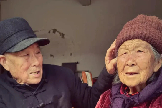 Cụ ông 92 tuổi mang hamburger sang thăm chị gái 94 tuổi, cuộc gặp gây xúc động