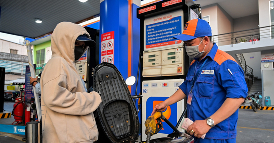 Giá xăng lại tăng vượt 29.000 đồng/lít, xả mạnh quỹ bình ổn