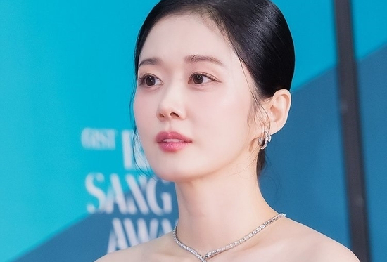 Jang Nara lên tiếng về vụ chết người ở công ty