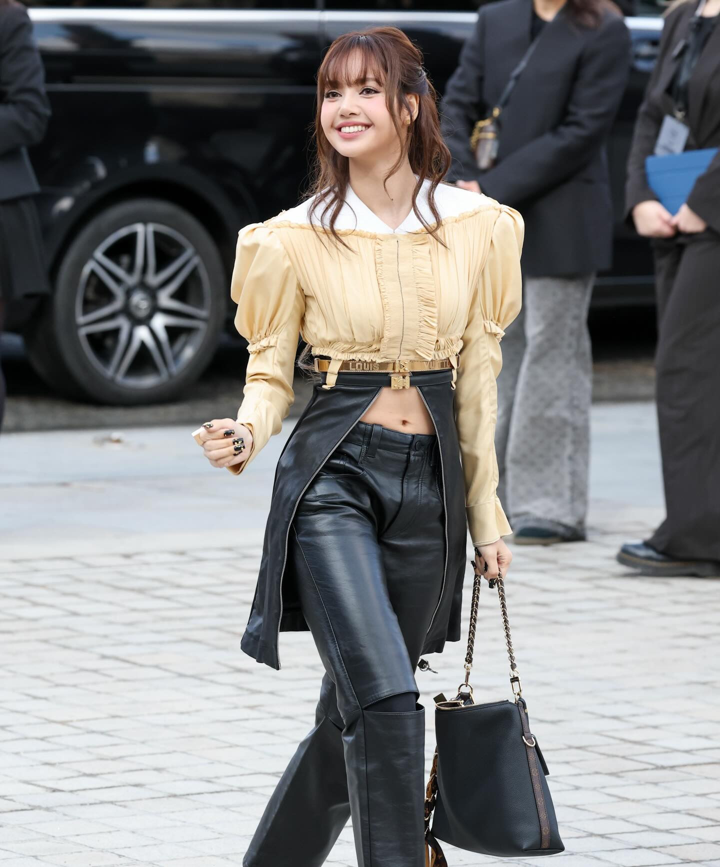 Lisa quá an toàn với gương mặt búp bê, Lưu Diệc Phi sến không tưởng, dàn sao hot tề tựu tại show Louis Vuitton- Ảnh 2.