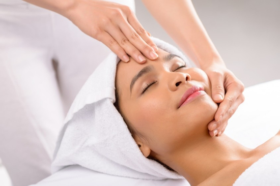 Massage mặt đúng cách: Bí quyết nâng cơ, xóa nhăn ít người biết