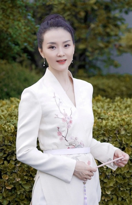 Nhan sắc không thể tin ở tuổi U60 của