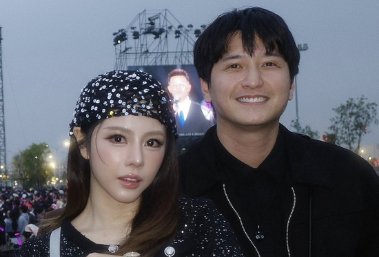 Vợ Huỳnh Anh 'nổi đóa', đáp trả cực gắt những kẻ công kích mình suốt nhiều năm