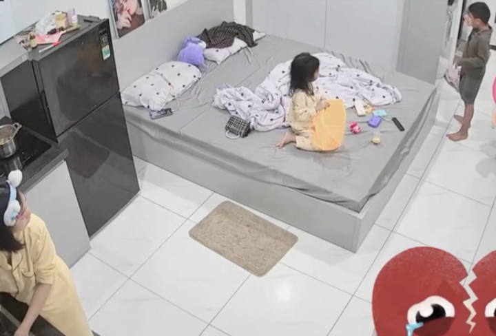 Mẹ kế đang nấu ăn thì thấy cậu bé bật khóc. (Ảnh: Chụp màn hình)