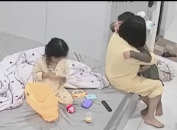 Cậu bé bật khóc vì nhớ bố đã khuất, cái ôm của mẹ kế khiến dân mạng bàn tán