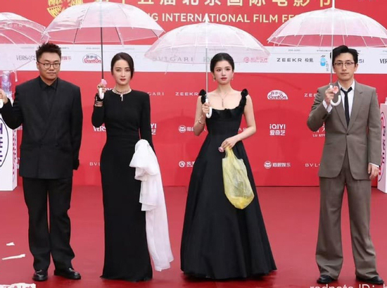 'Chiếc túi nilon hơn 46 triệu đồng' của nữ diễn viên Trương Tịnh Nghi gây tranh cãi