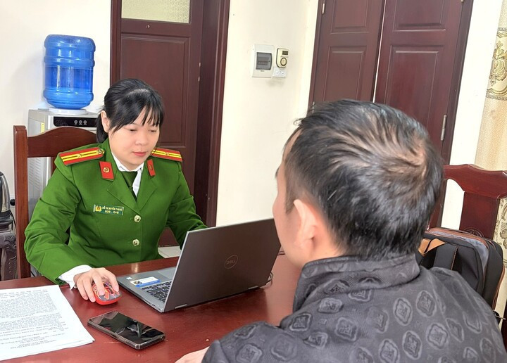 Lực lượng chức năng làm việc với P.V.T chủ trang Facebook “BEAT Từ Sơn”..jpg